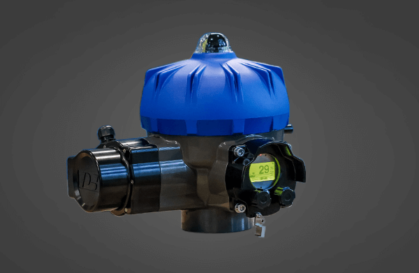 PSQ-S-EX Aktuator mit blauer Kappe und digitaler Anzeige, schwarzem Gehäuse und mechanischen Verbindungen, vor dunklem Hintergrund.