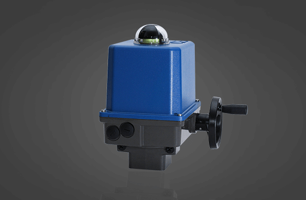 Blaues Aktuator PSQ-E mit einer glänzenden Kugel am oberen Teil und einem mechanischen Drehgriff, vor einem schlichten dunklen Hintergrund