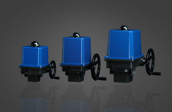 Drei blaue PSQ-Aktuatoren mit schwarzen Unterteilen und drehbaren mechanischen Elementen, angeordnet in einer Reihe, vor einem neutralen Hintergrund